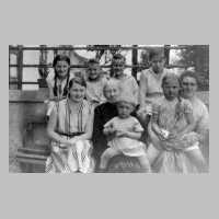 074-0045 Frau Gertrud Lemke mit ihrer Mutter, Grossmutter Stobbe und  ihren Kindern.jpg